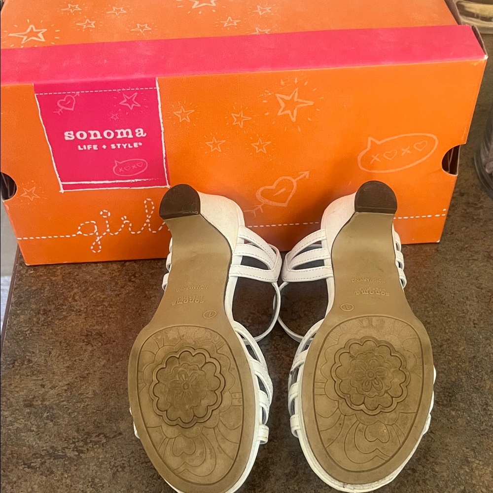 Sonoma Kids White Sandals with Floral Detail - Picture 3 of 5